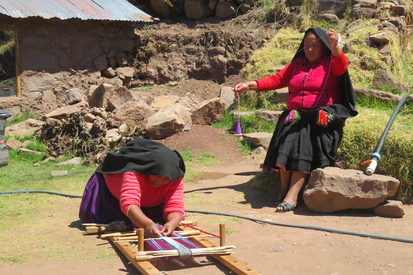 Tejiendo en la Isla de Taquile