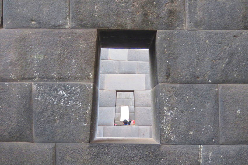 Simetría perfecta de las construcciones delQorikancha