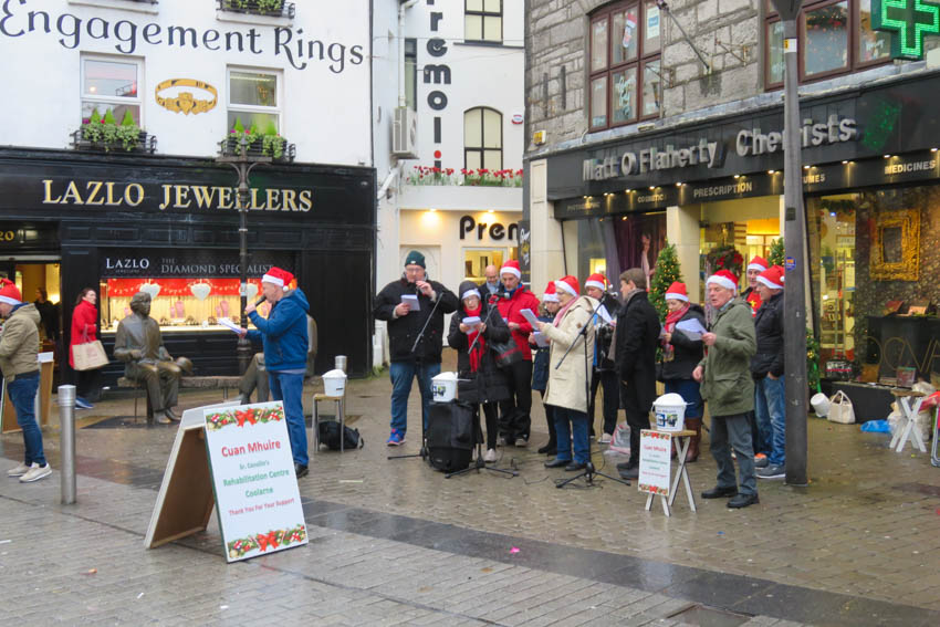 Ambiente navideño en las calles de Galway