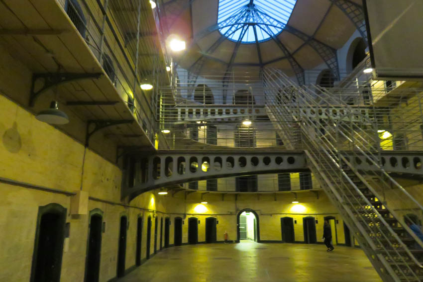 Interior de Kilmainham Gaol, la cárcel o prisión de Dublín