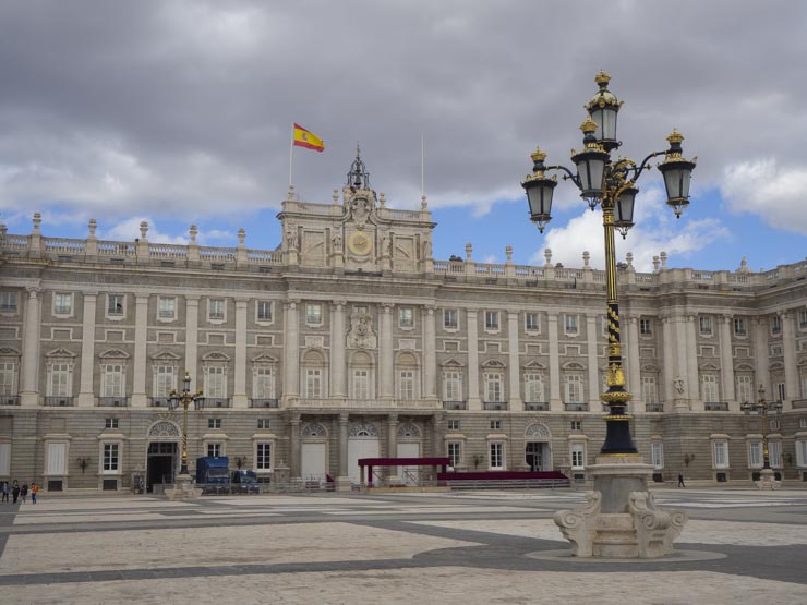 Fachada principal desde la Plaza de Armas