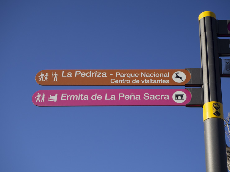Carteles indicativos del camino hasta la Ermita de La Peña Sacra