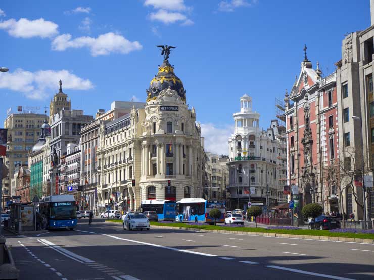 Edificio Metrópolis. a sus pies comienza la Gran Vía