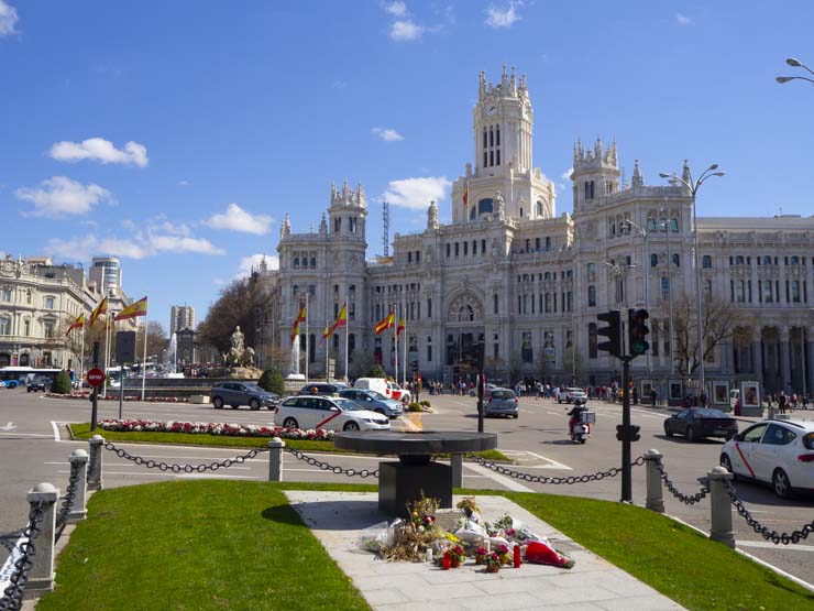 laza de Cibeles, con la "llama permanente" por las victimas del Covid-19 en primer plano