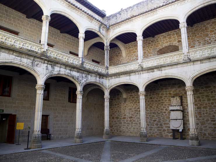 Patio interior del Castillo de los Mendoza, lugares que ver en Manzanares El Real