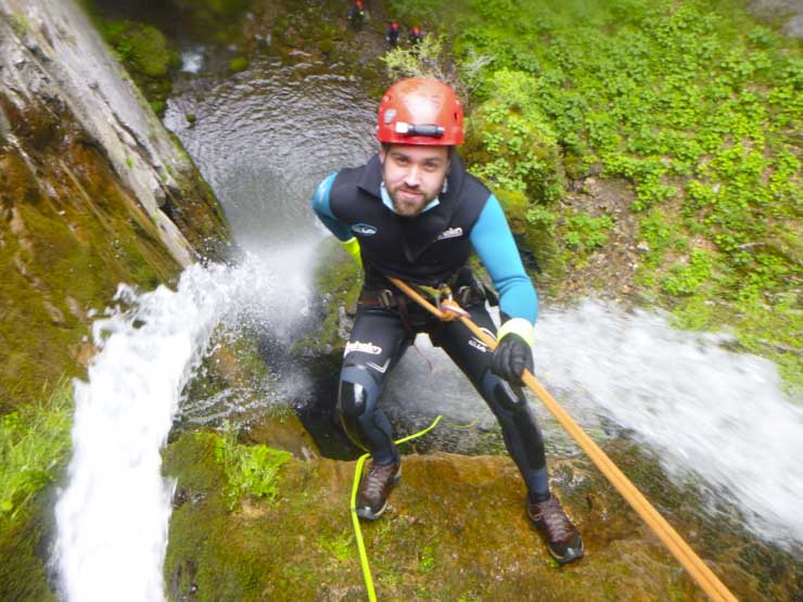 Haciendo Rápel a la salida de la Cueva de Valporquero