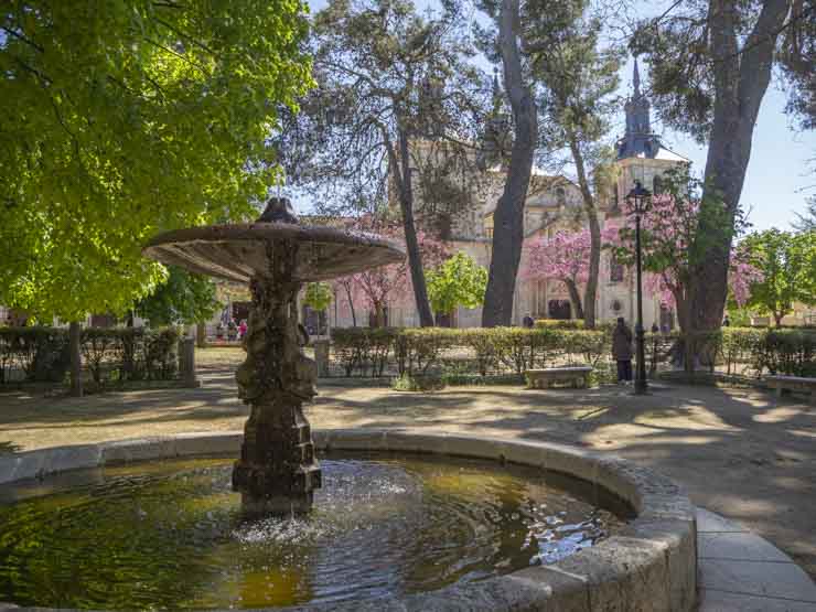 Plaza de la Iglesia, con la Fuente de los Tritones