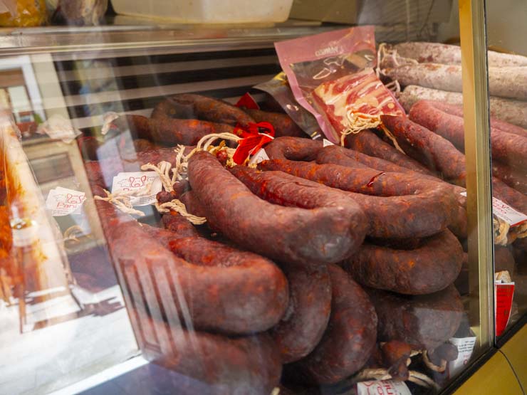Comprando productos típicos en una carnicería de León