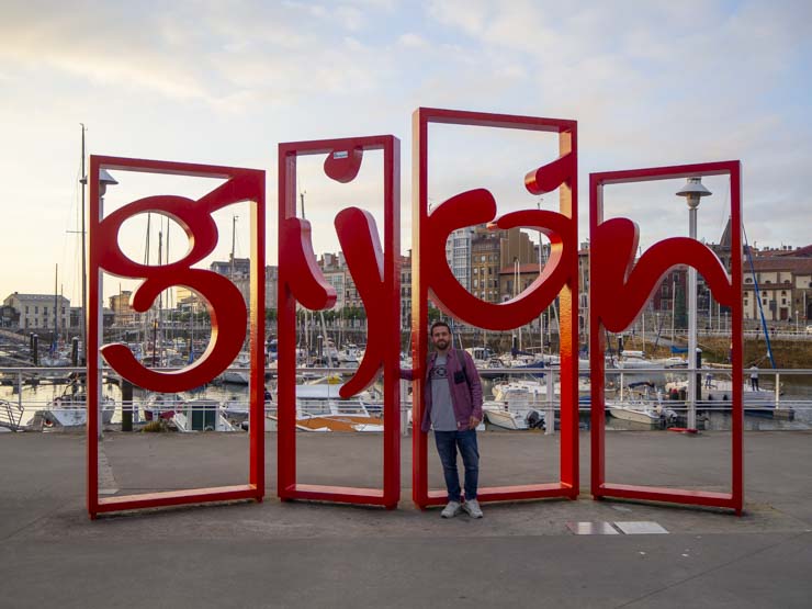 Un imprescindible que hacer en Gijón, la típica foto con las Letronas