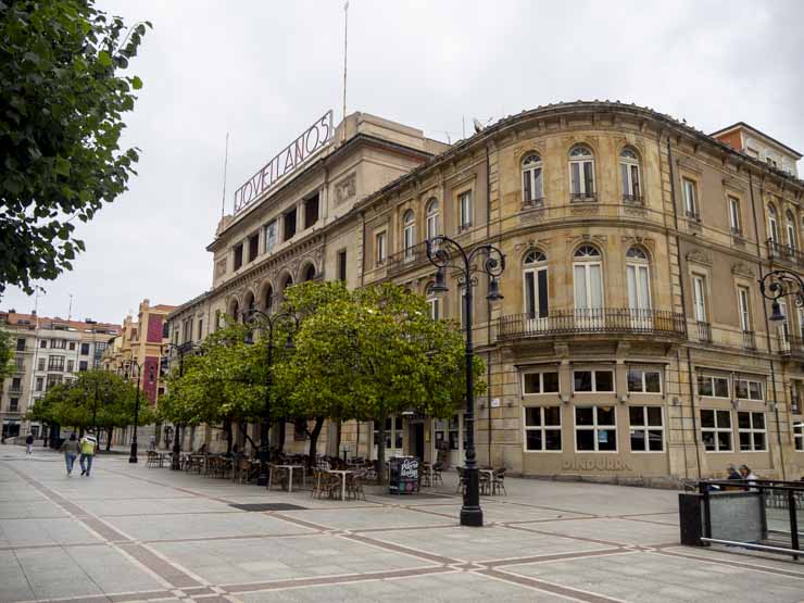 El Teatro Jovellanos desde el Paseo de Begoña