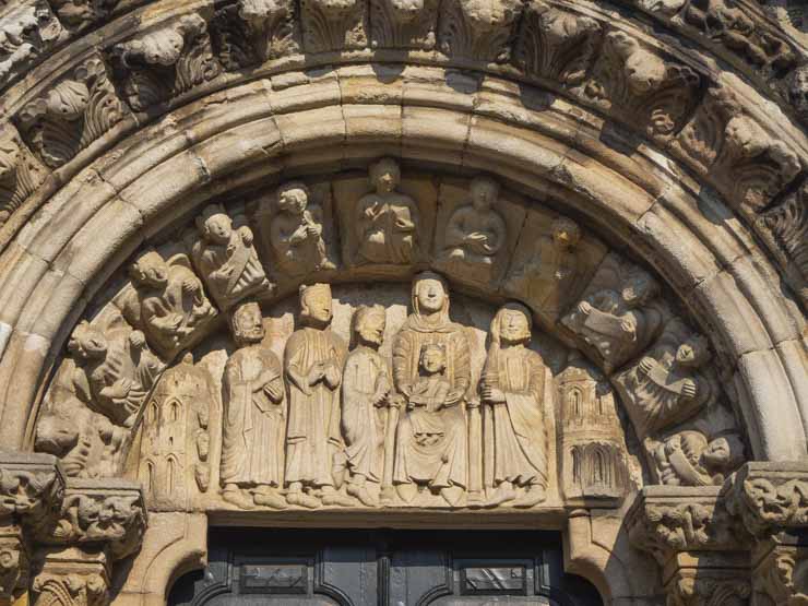 Detalle de la portada principal de la Colegiata