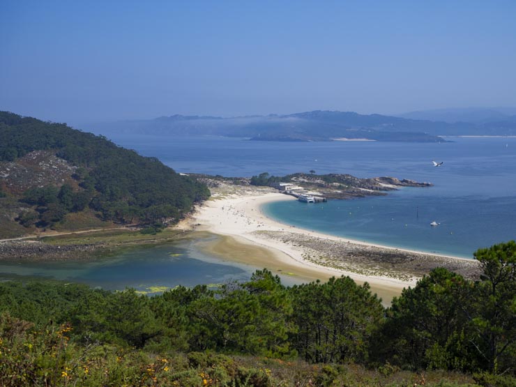 La Playa das Rodas desde un mirador lejano