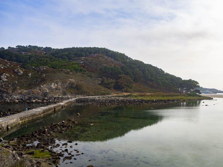 El camino de piedra que une la islas del Medio y la Norte