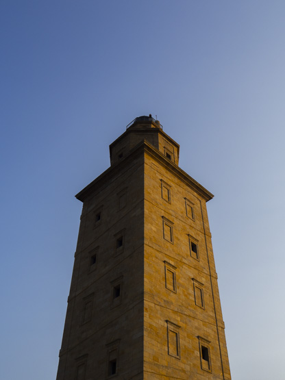 El sol cayendo sobre la Torre de Hércules