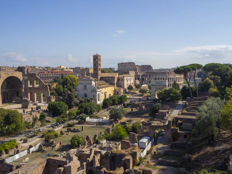 Vistas desde el Foro Romano, con el Coliseo al fondo