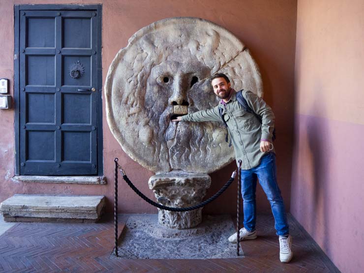 Metiendo la mano en la "Bocca della Veritá"