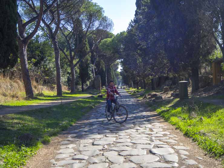 Recorriendo la Via Appia en bicicleta