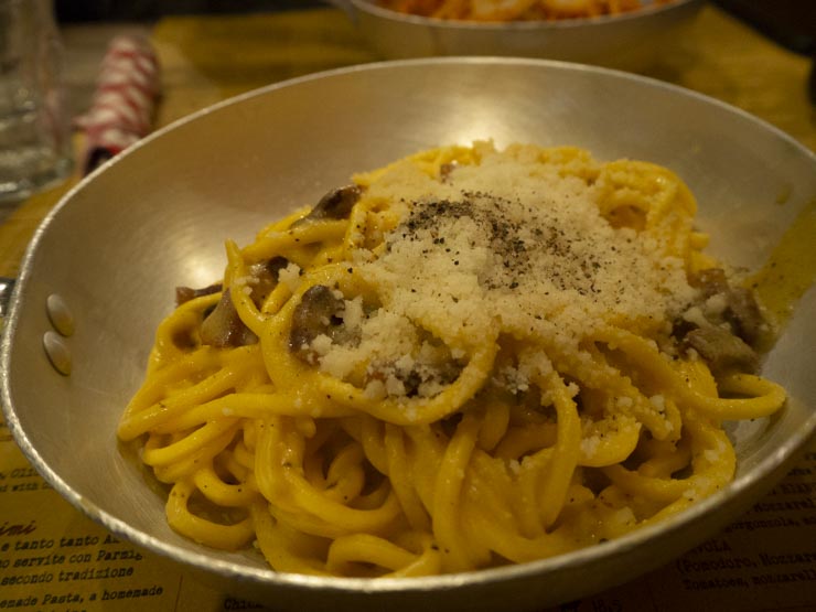 Tonnarello, uno de los lugares más concurridos donde comer en el Trastevere