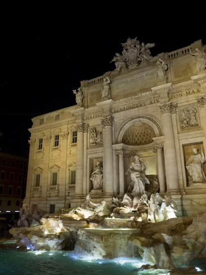 La espectacular Fontana di Trevi de noche