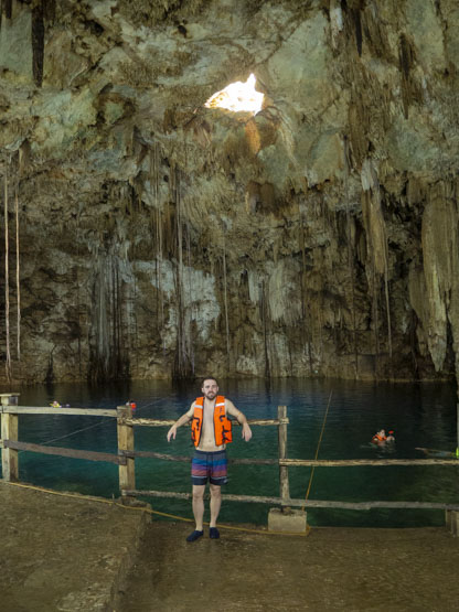 En el interior de uno de los cenotes subterráneos de los alrededores de Valladolid