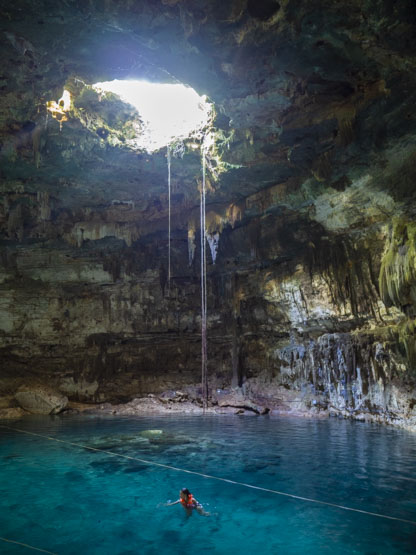 Nadando en el cenote X'kekén