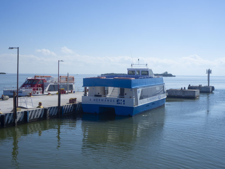 Muelle de Holbox, con un ferry de cada empresa
