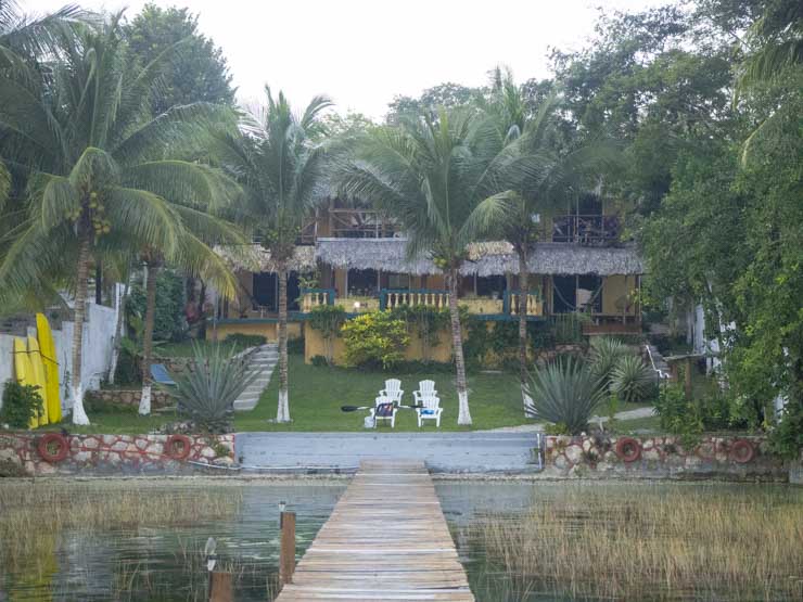 Nuestro alojamiento en Bacalar desde el embarcadero