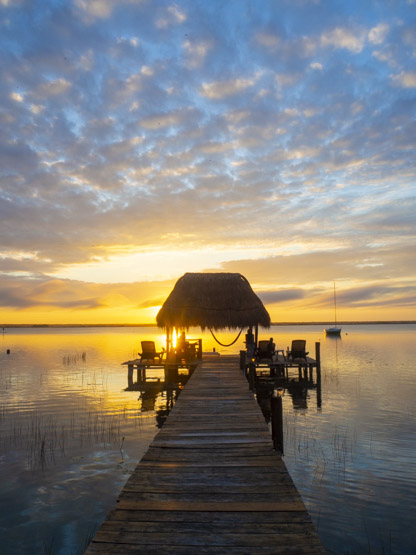 Ameneciendo sobre el muelle de nuestro alojamiento en Bacalar