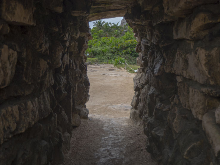 En el interior de la muralla de las ruinas de Tulum
