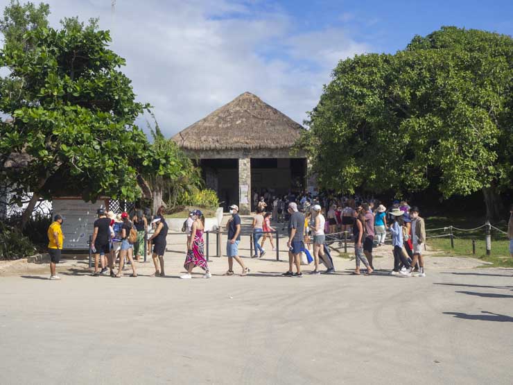 Colas en el punto de acceso a las ruinas, a mediodía