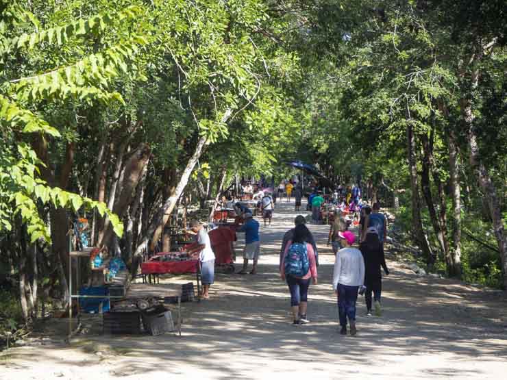 Por toda Chichen Itzá encontrarás muchos puestos de souvenirs