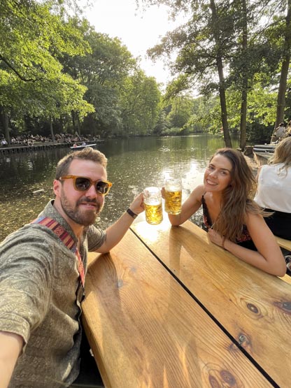 Tomando algo en Café am Neuen See, en Tiergarten