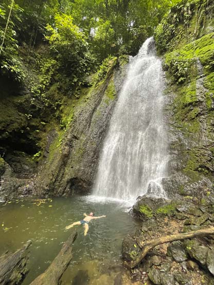 Cascada en Parque Nacional Corcovado