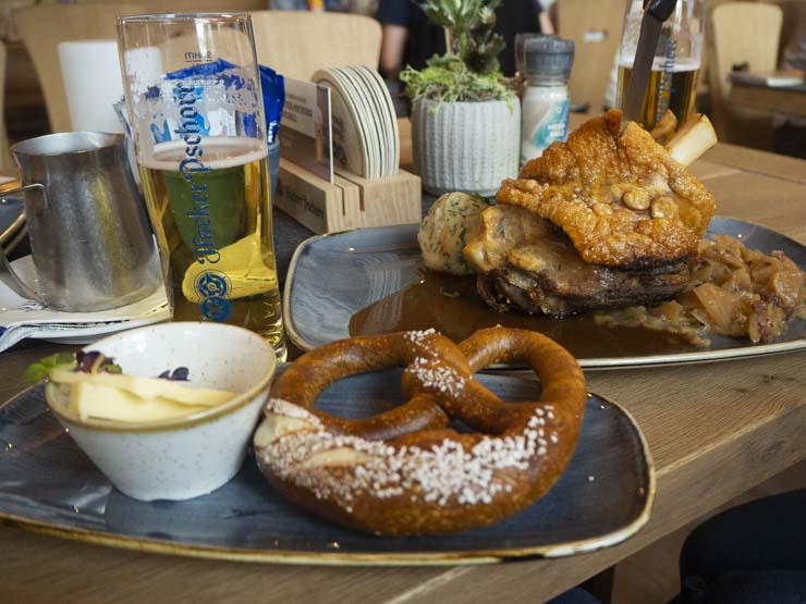 Comer en Berlín comida típica alemana: Maximilians