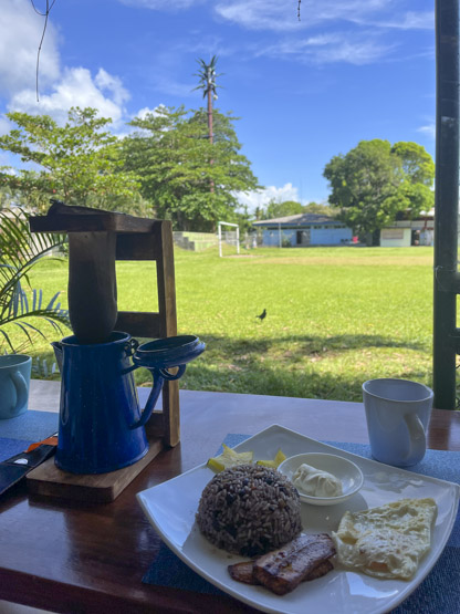 Desayunando en Aracari Garden Hostel, nuestro alojamiento en Tortuguero