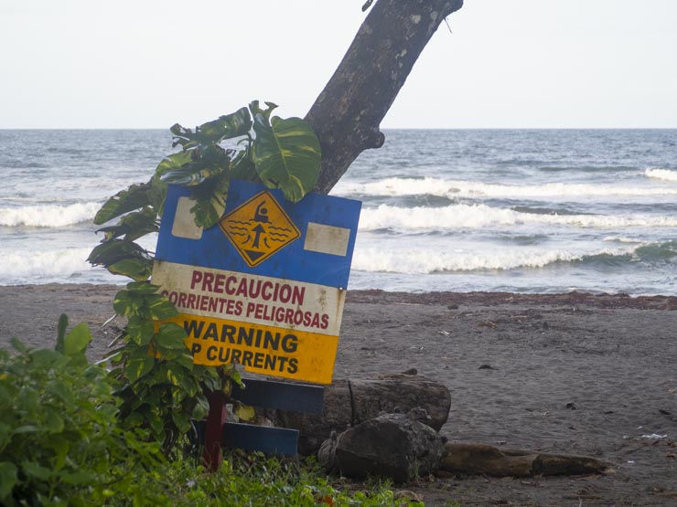 Acceso a la playa de Tortuguero