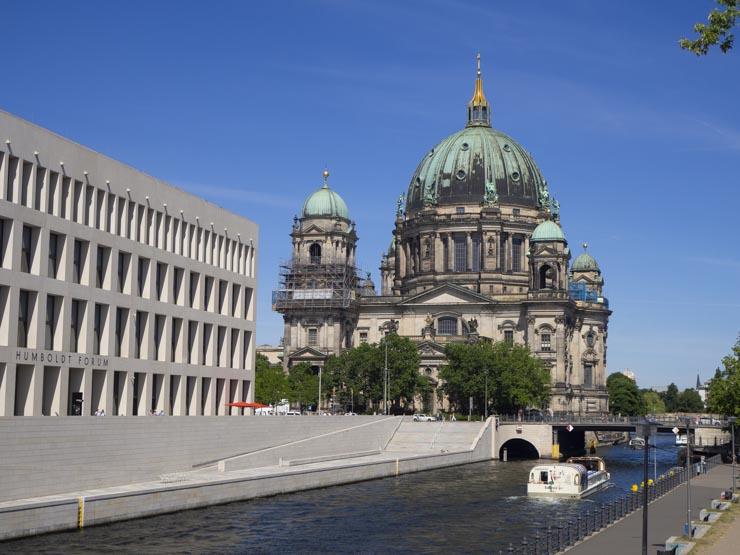 Vista lateral de la Catedral de Berlín