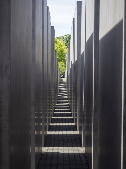 Caminando entre los bloques del Monumento al Holocausto