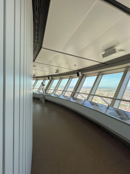 Interior del mirador de la Torre de Televisión (Observation Deck)