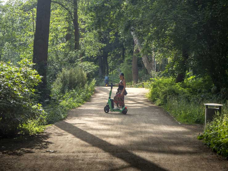 En patinete por Tiergarten, otro lugar qué visitar en Berlín