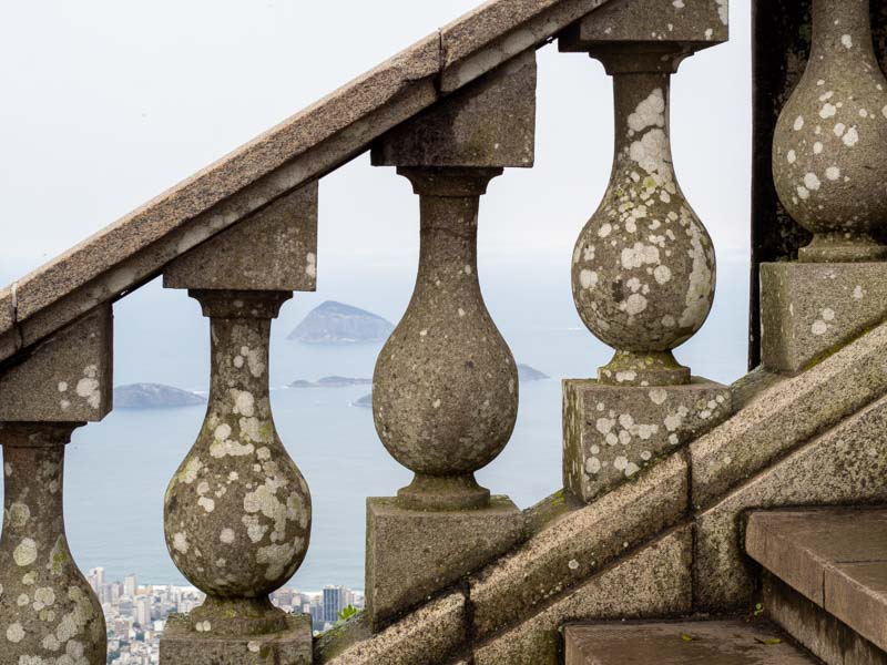 Detalle de la cima del Monte Corcovado, junto al Cristo Redentor