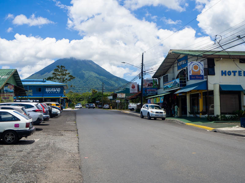 La Fortuna, con el Volcán Arenal al fondo