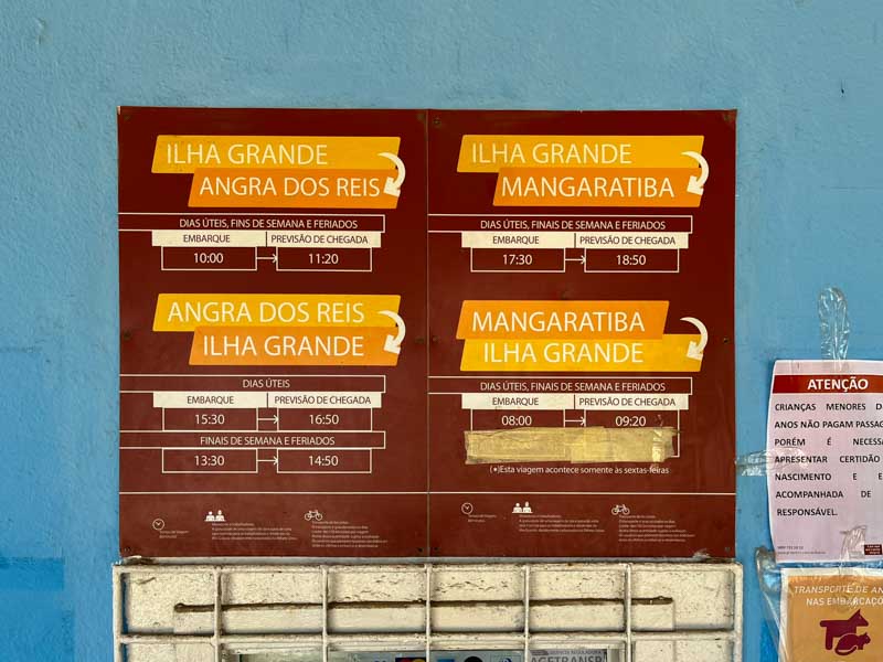 Tabla de horarios de la barca pública, en el muelle de Ilha Grande