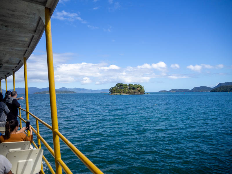 Llegando con la barca pública a Ilha Grande