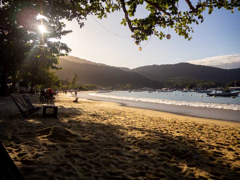 Atardecer en Playa do Abraao, Ilha Grande