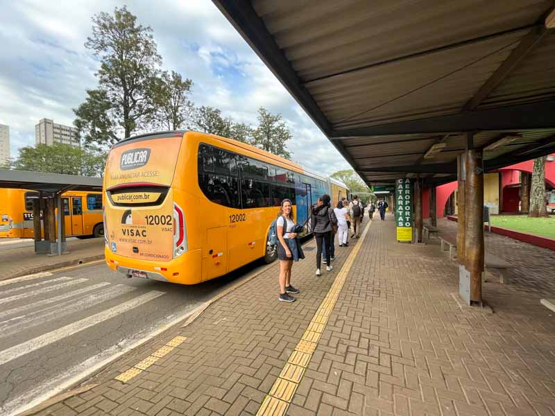 Tomando el bus desde Foz do Iguaçu al lado brasileño de las cataratas