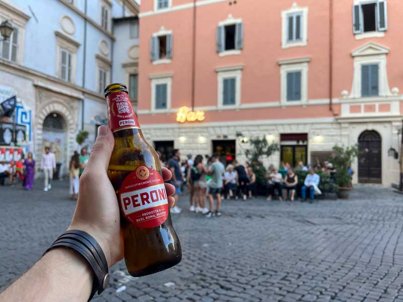 Tomando una cerveza Peroni en el Trastevere