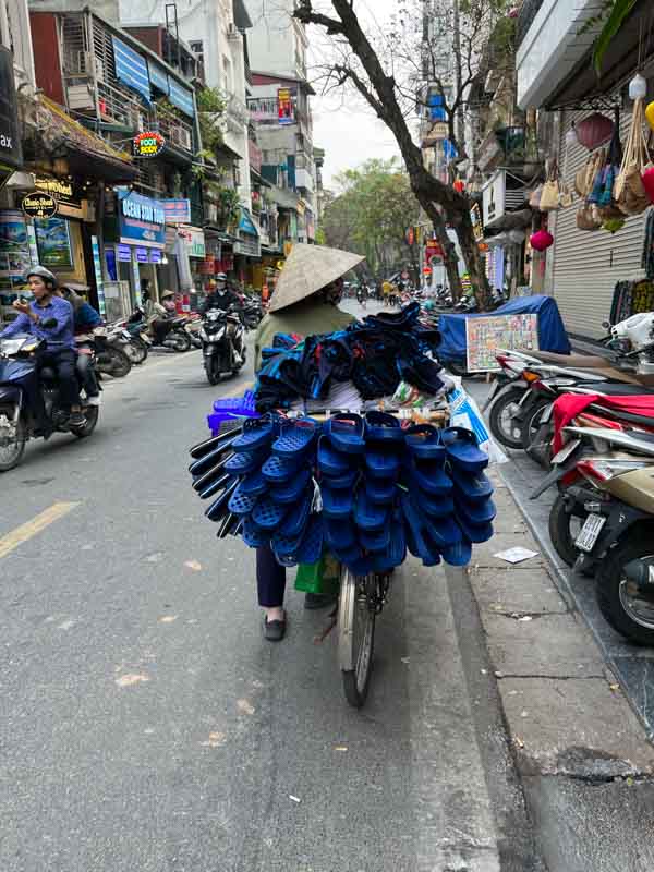 Una imagen típica de Hanoi, de constante choque cultural