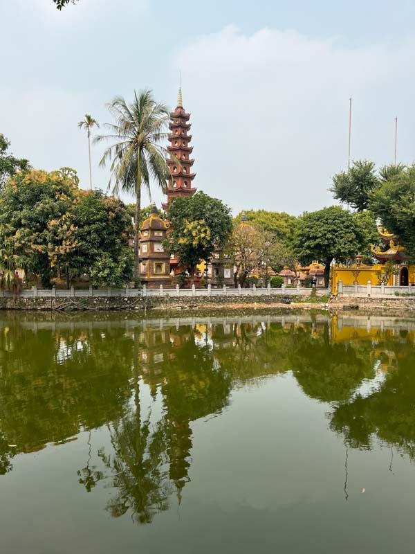 La Pagoda Tran Quoc reflejada en el Lago West Lamé (Hanoi)