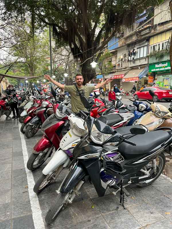 Las aceras también son para las motos en el Old Quarter